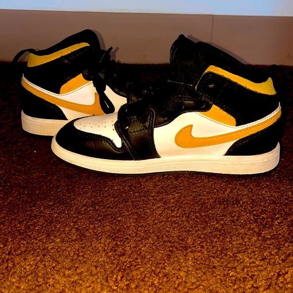 Air Jordan 1 mid. Black, gold and white. - Picture 1 of 4